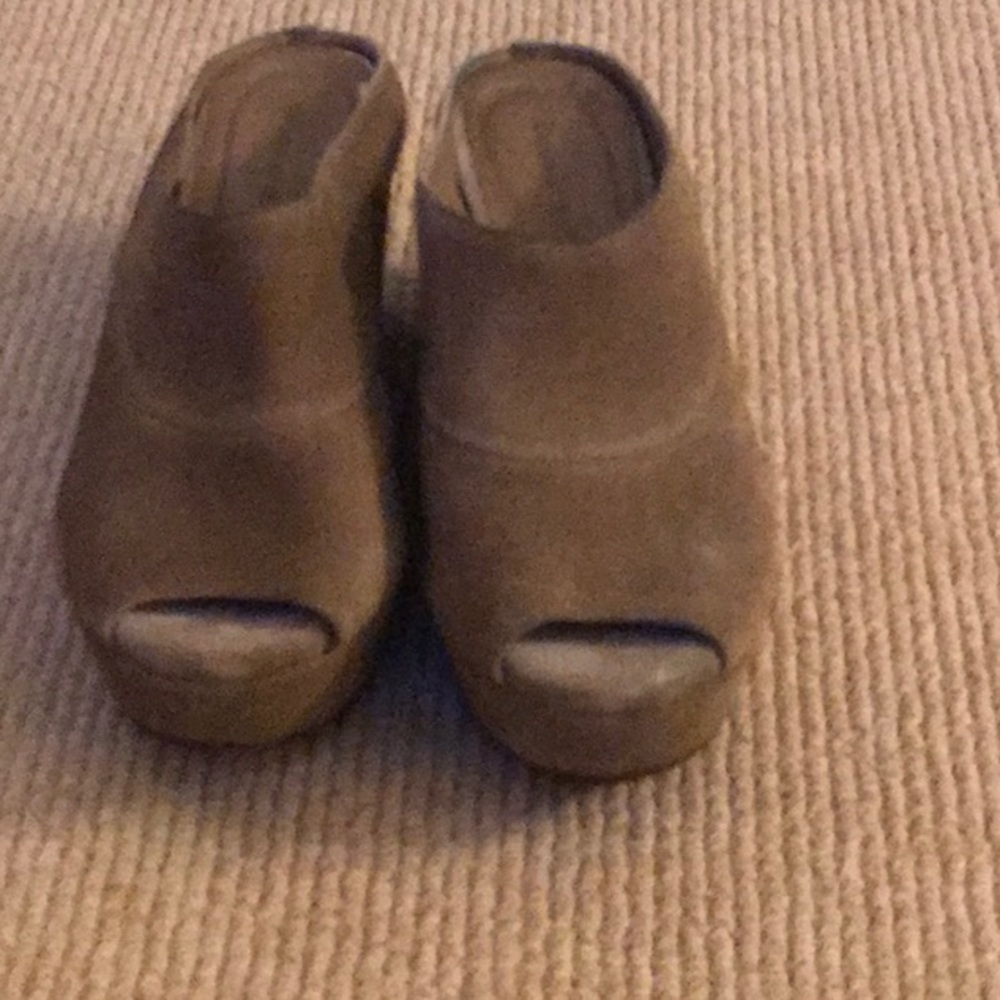 TAN SUEDE CHOCOLATE BLU WEDGES SIZE 9- NEVER WORN